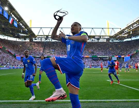 25 06 2024, Football UEFA EURO 2024, Preliminary round, Matchday 3, France Poland, at the BVB Stadium in Dortmund, Kylian Mbappe France cheers