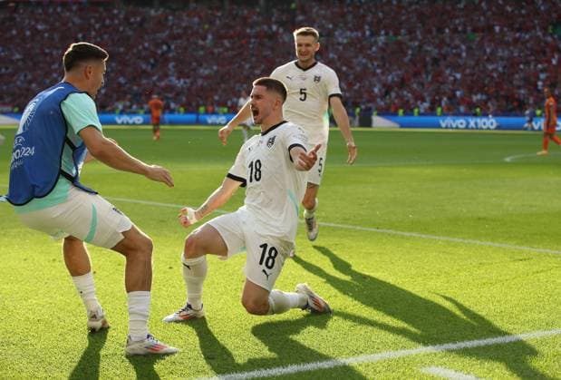 25 06 2024, xtgx, Football EM 2024, Netherlands Austria emspor, v l Romano Schmid Oesterreich celebrate the goal, Der Torjubel zum 2 1 UEFA REGULATIONS PROHIBIT ANY USE OF PHOTOGRAPHS as IMAGE SEQUENCES and or QUASI VIDEO Berlin