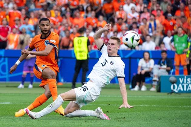 Cody Gakpo Netherlands, 11 scores the goal to equalize 1 1 in a duel with Philipp Lienhart Austria, 15 , GER, Netherlands NED vs Austria AUT , European Football Championship, UEFA EURO 2024, Group D, Matchday 3, 25 06 2024 GER, Netherlands NED vs Austria AUT , European Football Championship, UEFA EURO 2024, Group D, Matchday 3, 25 06 2024 Berlin Copyright: xEibner-Pressefoto Memmlerx EP_MMR