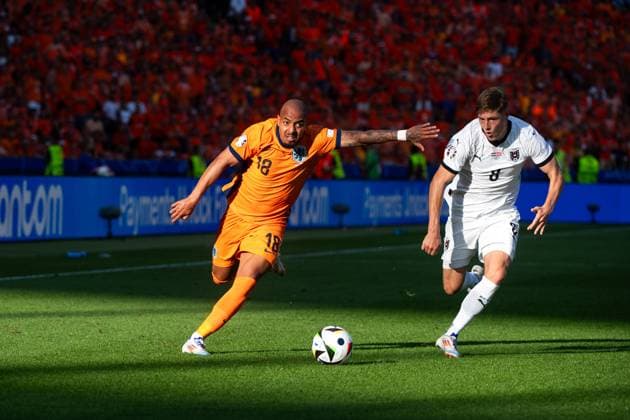 Donyell Malen Netherlands, 18 in duel with Alexander Prass Austria, 08 , GER, Netherlands NED vs Austria AUT , European Football Championship, UEFA EURO 2024, Group D, Matchday 3, 25 06 2024 GER, Netherlands NED vs Austria AUT , European Football Championship, UEFA EURO 2024, Group D, Matchday 3, 25 06 2024 Berlin Copyright: xEibner-Pressefoto Memmlerx EP_MMR