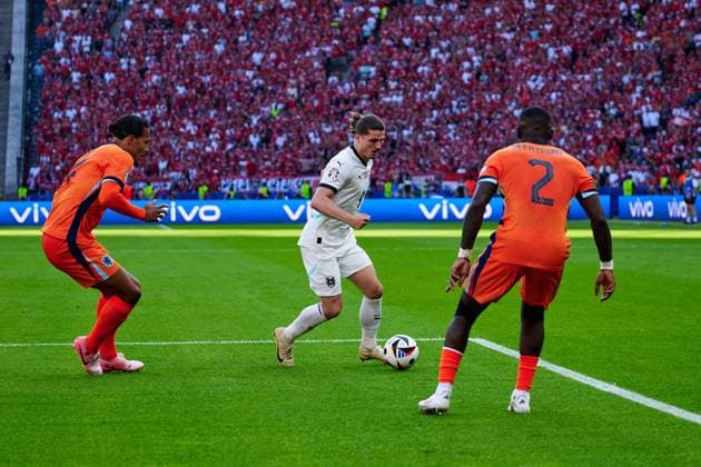 Virgil van Dijk Netherlands, 04 , Marcel Sabitzer Austria, 09 , Lutsharel Geertruida Netherlands, 02 , GER, UEFA Euro 2024, Football Men, UEFA Euro 2024 Matchday 3, Group D, Netherlands vs Austria, Netherlands vs Austria, 25 06 2024 GER, UEFA Euro 2024, Football Men, UEFA Euro 2024 Matchday 3, Group D, Netherlands vs Austria, Netherlands vs Austria, 25 06 2024 Berlin Copyright: xEibner-Pressefotox xClaudiusxRauchx EP_CRH