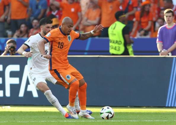 25 06 2024, xtgx, European Football Championship 2024, Netherlands Austria emspor, v l Florian Grillitsch Austria , Donyell Malen Netherlands UEFA REGULATIONS PROHIBIT ANY USE OF PHOTOGRAPHS as IMAGE SEQUENCES and or QUASI VIDEO Berlin