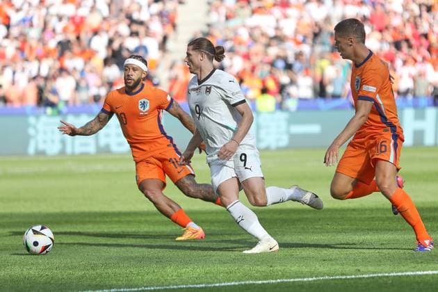 Berlin, Germany, 25 06 2024 Olympiastadion European Football Championship 2024, Group D, Netherlands Austria Marcel Sabitzer Austria, 9 runs after the ball, pursued by Memphis Depay Netherlands, 10 and Joey Veerman Netherlands, 16 Copyright: xdtsxNachrichtenagenturx dts_41696