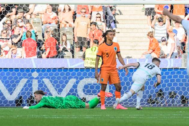 GER, Berlin, Soccer, Austria vs Netherlands, Group D, Group stage, UEFA EURO 2024, SP, Olympia Stadion Berlin, f l Bart Verbruggen NED , Nathan Ake NED , Romano Schmid Austria , Goal by Romano Schmid Austria , for 1 2, 25 06 2024, Copyright: HMBxMedia UwexKoch