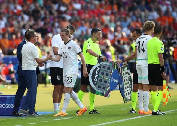 25 06 2024, xtgx, European Football Championship 2024, Netherlands Austria emspor, f l Coach Ralf Rangnick Austria , Patrick Wimmer Austria shakehands Substitution Substitution, Leopold Querfeld Austria UEFA REGULATIONS PROHIBIT ANY USE OF PHOTOGRAPHS as IMAGE SEQUENCES and or QUASI VIDEO Berlin