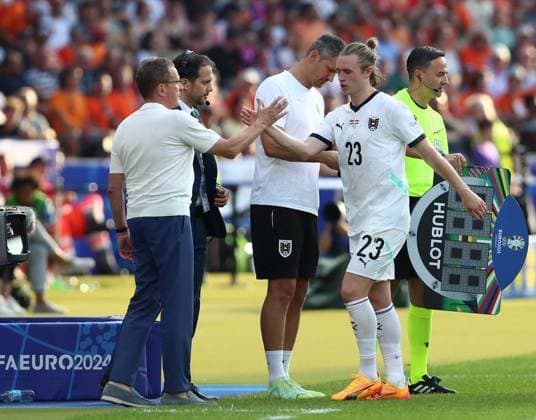 25 06 2024, xtgx, European Football Championship 2024, Netherlands Austria emspor, v l Coach Ralf Rangnick Austria , Patrick Wimmer Austria shakehands Substitution Substitution UEFA REGULATIONS PROHIBIT ANY USE OF PHOTOGRAPHS as IMAGE SEQUENCES and or QUASI VIDEO Berlin