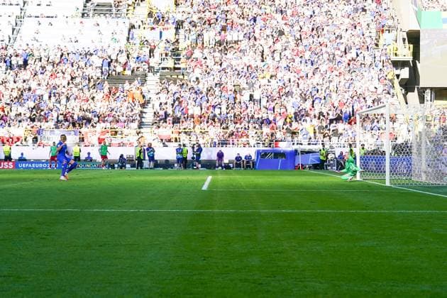 Kylian MbappÃ France, France, 10 converts the penalty against goalkeeper Lukasz Skorupski Poland, Poland, Polska, 12 to 1 0, Frances first self-scored goal of this European Championship Dortmund 25 06 2024 France vs Poland, EURO2024 M32, Group D, EM Arena Dortmund
