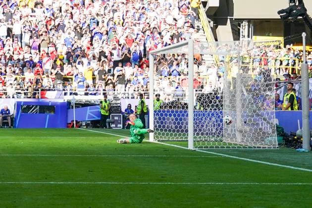 Kylian MbappÃ France, France, 10 converts the penalty against goalkeeper Lukasz Skorupski Poland, Poland, Polska, 12 to 1 0, Frances first self-scored goal of this European Championship Dortmund 25 06 2024 France vs Poland, EURO2024 M32, Group D, EM Arena Dortmund