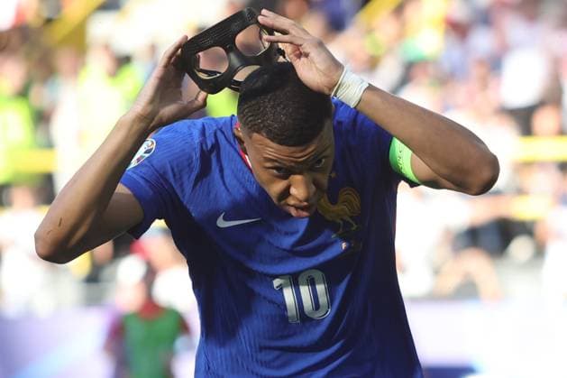 UEFA EURO, EM, Europameisterschaft,Fussball 2024: France vs Poland at BVB Stadion Dortmund. Matchday 3 Dortmund , Germany 25.06.2024: Kylian MbappÃ of France score the goal penalty 1-0 and celebrates during the UEFA EURO 2024 Matchday 3, group stage D football match between France vs Poland at BVB Stadion Dortmund. Dortmund BVB Stadion Dortmund Germany Germany Copyright: xmarcoxiacobucci
