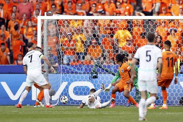 BERLIN - Romano Schmid of Austria scores the 1-2 during the UEFA EURO, EM, Europameisterschaft,Fussball 2024 group D match between the Netherlands and Austria at the Olympiastadion on June 25, 2024 in Berlin, Germany. ANP MAURICE VAN STEEN UEFA EURO 2024 2024 xVIxANPxSportx xxANPxIVx 502046038 originalFilename: 502046038.jpg