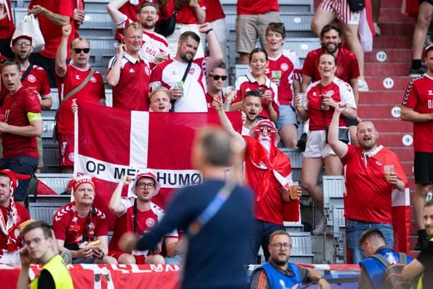 240625 Fans of Denmark celebrates with head coach Kasper Hjulmand ahead of the UEFA Euro 2024 Football Championship match between Denmark and Serbia on June 25, 2024 in Munich Photo Mathias Bergeld BILDBYRAN kod MB MB0940 fotboll football soccer fotballs em europamästerskap em uefa euro uefa european football championship euro 2024 denmark serbien serbia bbeng jubel publik  Copyright: MATHIASxBERGELD BB240625MB020