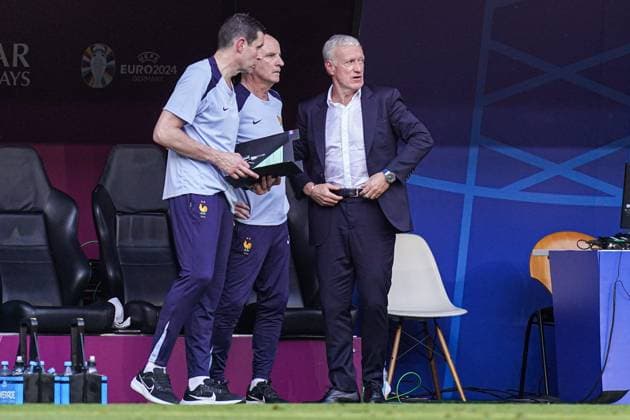 2024-06-25 France v Poland - Group D - UEFA EURO, EM, Europameisterschaft,Fussball 2024 DORTMUND, GERMANY - JUNE 25: Coach Didier Deschamps of France talking with his staff during the Group D - UEFA EURO 2024 match between France and Poland at BVB Stadion Dortmund on June 25, 2024 in Dortmund, Germany. (Photo by Joris Verwijst BSR Agency) Dortmund Germany Content not available for redistribution in The Netherlands directly or indirectly through any third parties. Copyright: xBSRxAgencyx
