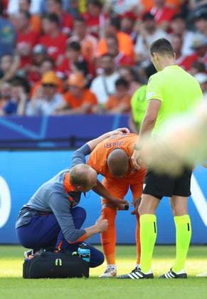 25 06 2024, xtgx, Football EM 2024, Netherlands Austria emspor, v l Donyell Malen Netherlands injured, injury, treatment UEFA REGULATIONS PROHIBIT ANY USE OF PHOTOGRAPHS as IMAGE SEQUENCES and or QUASI VIDEO Berlin