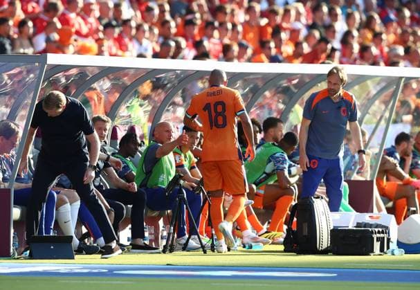 25 06 2024, xtgx, Football EM 2024, Netherlands Austria emspor, v l Donyell Malen Netherlands Substitution Substitution UEFA REGULATIONS PROHIBIT ANY USE OF PHOTOGRAPHS as IMAGE SEQUENCES and or QUASI VIDEO Berlin