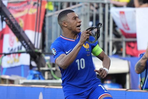 celebrate the goal, goal celebration for 1 0 Kylian MbappÃ France, France, 10 Dortmund 25 06 2024 France vs Poland, EURO2024 M32, Group D, EM Arena Dortmund