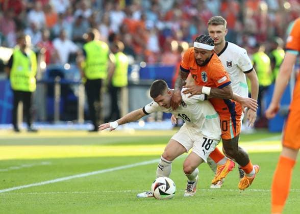 25 06 2024, xtgx, European Football Championship 2024, Netherlands Austria emspor, v l Romano Schmid Austria , Memphis Depay Netherlands , Stefan Posch Austria UEFA REGULATIONS PROHIBIT ANY USE OF PHOTOGRAPHS as IMAGE SEQUENCES and or QUASI VIDEO Berlin