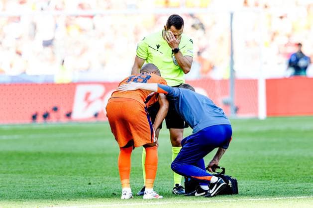 BERLIN, Olympia Stadium , 25-06-2024 , European Football Championship Euro2024, Group stage match no.31 between Netherlands and Austria, Netherlands player Donyell Malen injured Netherlands - Austria (Euro2024)  x25596708x Copyright: