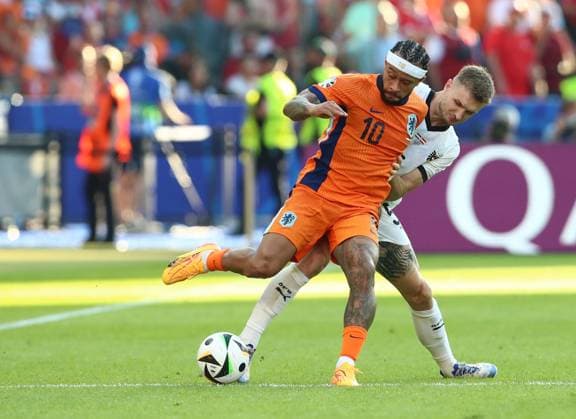 25 06 2024, xtgx, European Football Championship 2024, Netherlands Austria emspor, v l Memphis Depay Netherlands , Stefan Posch Austria UEFA REGULATIONS PROHIBIT ANY USE OF PHOTOGRAPHS as IMAGE SEQUENCES and or QUASI VIDEO Berlin