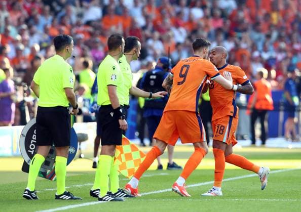 25 06 2024, xtgx, Football EM 2024, Netherlands Austria emspor, v l Wout Weghorst Netherlands , Donyell Malen Netherlands Substitution Substitution UEFA REGULATIONS PROHIBIT ANY USE OF PHOTOGRAPHS as IMAGE SEQUENCES and or QUASI VIDEO Berlin