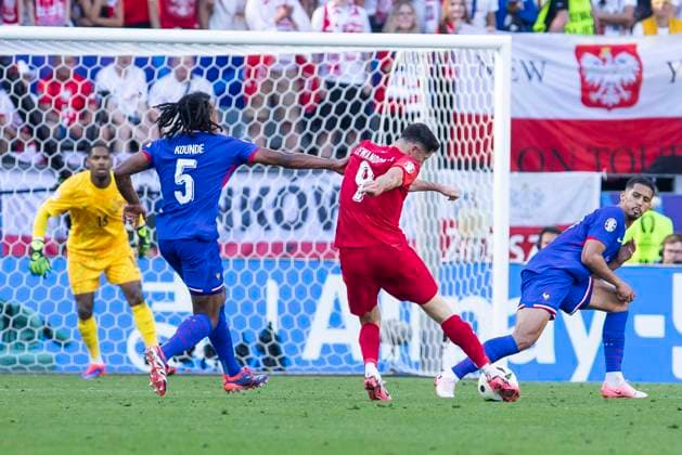 UEFA EURO 2024 France Poland 25 06 2024 Robert Lewandowski Poland, 9 with a shooting chance UEFA EURO 2024 France Poland BVB Stadion Dortmund, Dortmund, on 25 06 2024 Copyright: xBEAUTIFULxSPORTS Meuselx
