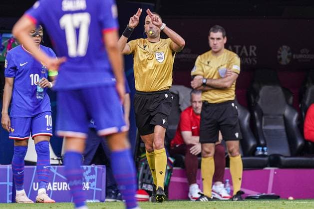 2024-06-25 France v Poland - Group D - UEFA EURO, EM, Europameisterschaft,Fussball 2024 DORTMUND, GERMANY - JUNE 25: referee Marco Guida awards a penalty during the Group D - UEFA EURO 2024 match between France and Poland at BVB Stadion Dortmund on June 25, 2024 in Dortmund, Germany. (Photo by Joris Verwijst BSR Agency) Dortmund Germany Content not available for redistribution in The Netherlands directly or indirectly through any third parties. Copyright: xBSRxAgencyx