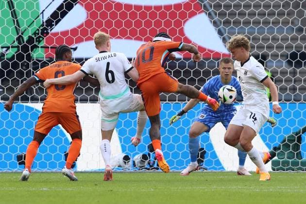 25 06 2024, xtgx, Football EM 2024, Netherlands Austria emspor, v l Georginio Wijnaldum Netherlands , Nicolas Seiwald Austria , Memphis Depay Netherlands , Leopold Querfeld Austria , Patrick Pentz Austria Goal scored, scored the goal to 2 2 UEFA REGULATIONS PROHIBIT ANY USE OF PHOTOGRAPHS as IMAGE SEQUENCES and or QUASI VIDEO Berlin