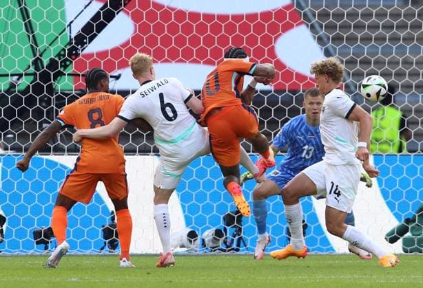 25 06 2024, xtgx, Football EM 2024, Netherlands Austria emspor, v l Georginio Wijnaldum Netherlands , Nicolas Seiwald Austria , Memphis Depay Netherlands , Leopold Querfeld Austria , Patrick Pentz Austria Goal scored, scored the goal to 2 2 UEFA REGULATIONS PROHIBIT ANY USE OF PHOTOGRAPHS as IMAGE SEQUENCES and or QUASI VIDEO Berlin