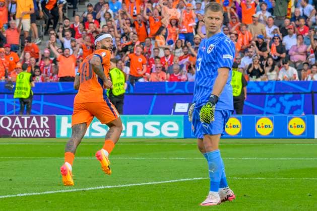 GER, Berlin, Football, Austria vs Netherlands, Group D, Group stage, UEFA EURO 2024, SP, Olympia Stadion Berlin, v l Memphis Depay NED , Patrick Pentz Austria , goal, goal, cheer, goal celebration, joy, enthusiasm, celebrates, goal by Memphis Depay NED , to 2 2, equalizer, 25 06 2024, Copyright: HMBxMedia UwexKoch