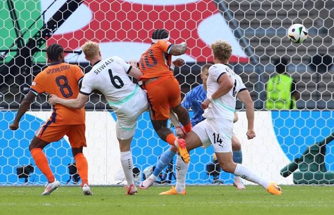 25 06 2024, xtgx, Football EM 2024, Netherlands Austria emspor, v l Georginio Wijnaldum Netherlands , Nicolas Seiwald Austria , Memphis Depay Netherlands , Leopold Querfeld Austria , Patrick Pentz Austria Goal scored, scored the goal to 2 2 UEFA REGULATIONS PROHIBIT ANY USE OF PHOTOGRAPHS as IMAGE SEQUENCES and or QUASI VIDEO Berlin