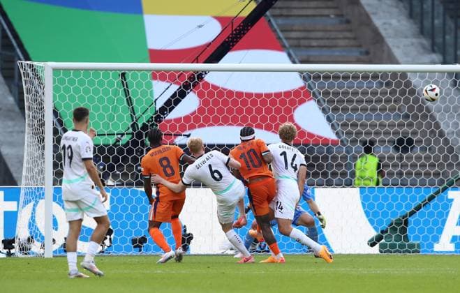 25 06 2024, xtgx, Football EM 2024, Netherlands Austria emspor, v l Georginio Wijnaldum Netherlands , Nicolas Seiwald Austria , Memphis Depay Netherlands , Leopold Querfeld Austria , Patrick Pentz Austria Goal scored, scored the goal to 2 2 UEFA REGULATIONS PROHIBIT ANY USE OF PHOTOGRAPHS as IMAGE SEQUENCES and or QUASI VIDEO Berlin