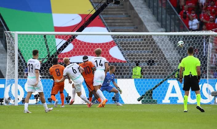 25 06 2024, xtgx, Football EM 2024, Netherlands Austria emspor, v l Georginio Wijnaldum Netherlands , Nicolas Seiwald Austria , Memphis Depay Netherlands , Leopold Querfeld Austria , Patrick Pentz Austria Goal scored, scored the goal to 2 2 UEFA REGULATIONS PROHIBIT ANY USE OF PHOTOGRAPHS as IMAGE SEQUENCES and or QUASI VIDEO Berlin