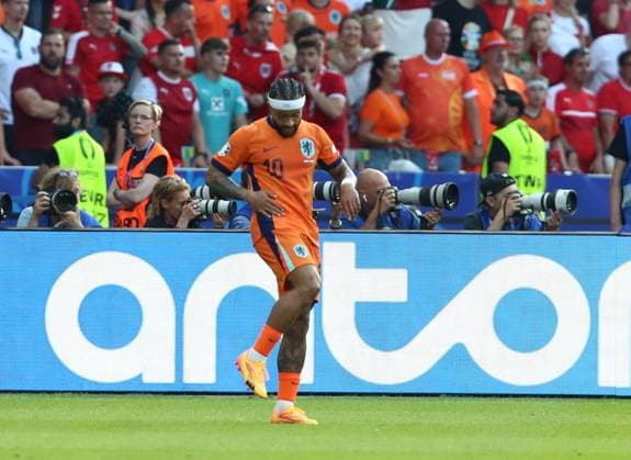25 06 2024, xtgx, Football EM 2024, Netherlands Austria emspor, v l Memphis Depay Netherlands celebrate the goal, Der Torjubel zum 2 2 UEFA REGULATIONS PROHIBIT ANY USE OF PHOTOGRAPHS as IMAGE SEQUENCES and or QUASI VIDEO Berlin