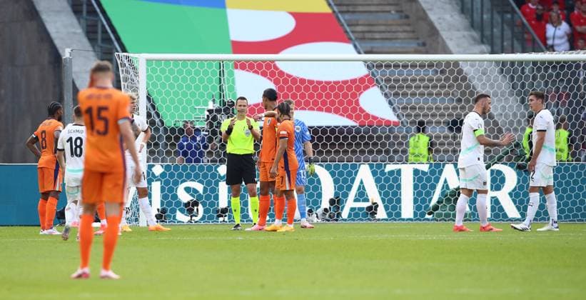 25 06 2024, xtgx, European Football Championship 2024, Netherlands Austria emspor, v l video evidence, video referee, video referee, video judge referee Ivan Kruzliak Slovakia UEFA REGULATIONS PROHIBIT ANY USE OF PHOTOGRAPHS as IMAGE SEQUENCES and or QUASI VIDEO Berlin