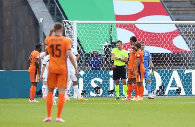 25 06 2024, xtgx, European Football Championship 2024, Netherlands Austria emspor, v l video evidence, video referee, video referee, video judge referee Ivan Kruzliak Slovakia UEFA REGULATIONS PROHIBIT ANY USE OF PHOTOGRAPHS as IMAGE SEQUENCES and or QUASI VIDEO Berlin
