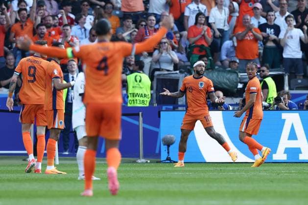 Memphis Depay of Netherlands celebrates their goal to make it 2-2 Netherlands v Austria, UEFA European Championship, EM, Europameisterschaft 2024, Group D, Football, Olympiastadion, Berlin, Germany, 25 Jun 2024 EDITORIAL USE ONLY No use with unauthorised audio, video, data, fixture lists, club league logos or live services. Online in-match use limited to 120 images, no video emulation. No use in betting, games or single club league player publications.  Copyright: xMattxWest Shutterstockx 14555517bu