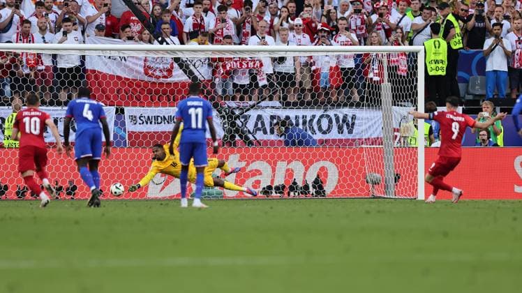 25 06 2024, European Football Championship, UEFA EURO 2024, France Poland, Group D, BVB Stadion Dortmund, v l , Goal scored, Goal to 1 1 by Robert Lewandowski Poland Copyright: HMBxMedia
