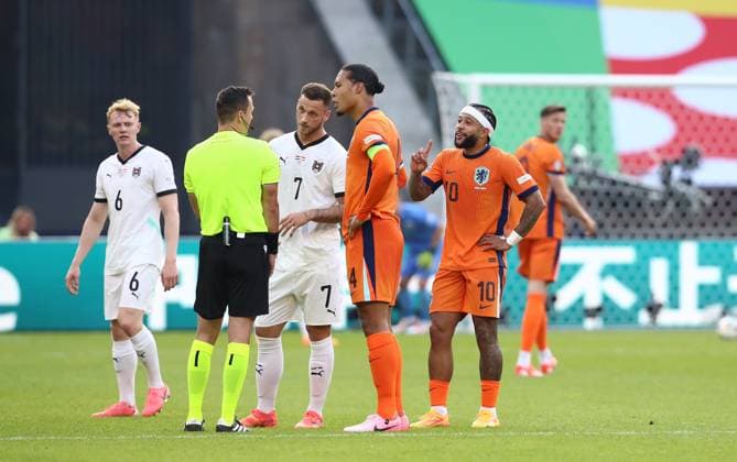 25 06 2024, xtgx, European Football Championship 2024, Netherlands Austria emspor, v l Nicolas Seiwald Austria , referee Ivan Kruzliak Slovakia , Marko Arnautovic Austria , Virgil van Dijk Netherlands , Memphis Depay Netherlands video evidence, video referee, video judge UEFA REGULATIONS PROHIBIT ANY USE OF PHOTOGRAPHS as IMAGE SEQUENCES and or QUASI VIDEO Berlin