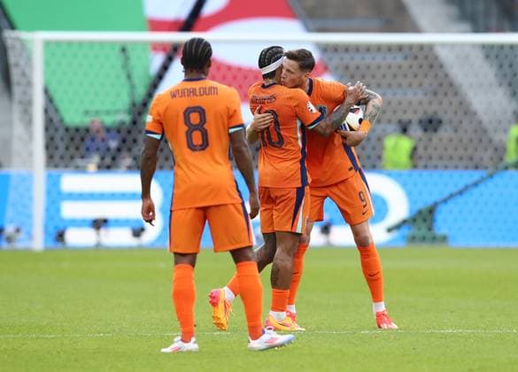 25 06 2024, xtgx, Football EM 2024, Netherlands Austria emspor, v l Georginio Wijnaldum Netherlands , Memphis Depay Netherlands , Wout Weghorst Netherlands celebrate the goal, Der Torjubel zum 2 2 UEFA REGULATIONS PROHIBIT ANY USE OF PHOTOGRAPHS as IMAGE SEQUENCES and or QUASI VIDEO Berlin