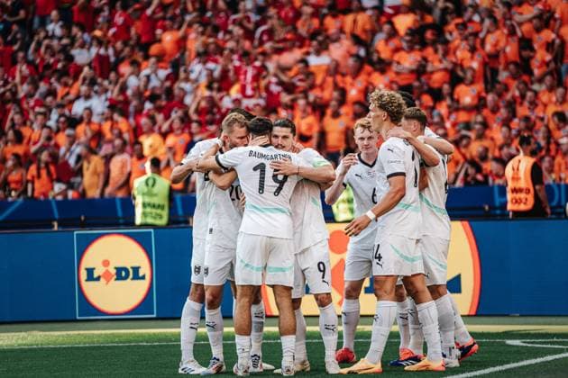 Soccer Men UEFA European Football Championship 2024 Group D Netherlands vs Austria 25 06 2024 Goalscorer Marcel Sabitzer 9, Austria cheers with his team after his goal Berlin Olympiastadion Berlin Germany