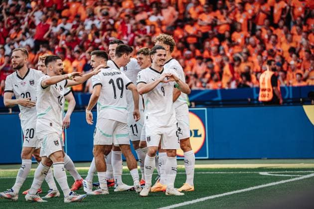 Soccer Men UEFA European Football Championship 2024 Group D Netherlands vs Austria 25 06 2024 Goalscorer Marcel Sabitzer 9, Austria cheers with his team after his goal and forms a heart Berlin Olympiastadion Berlin Germany
