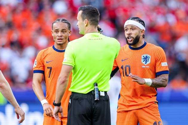 2024-06-25 Netherlands v Austria - Group D - UEFA EURO, EM, Europameisterschaft,Fussball 2024 BERLIN, GERMANY - JUNE 25: Referee Ivan Kruzliak in discussion with VAR and with Xavi Simons of the Netherlands over the validity of the goal of Memphis Depay of the Netherlands during the Group D - UEFA EURO 2024 match between Netherlands and Austria at Olympiastadion on June 25, 2024 in Berlin, Germany. (Photo by Peter Lous BSR Agency) Berlin Germany Content not available for redistribution in The Netherlands directly or indirectly through any third parties. Copyright: xBSRxAgencyx