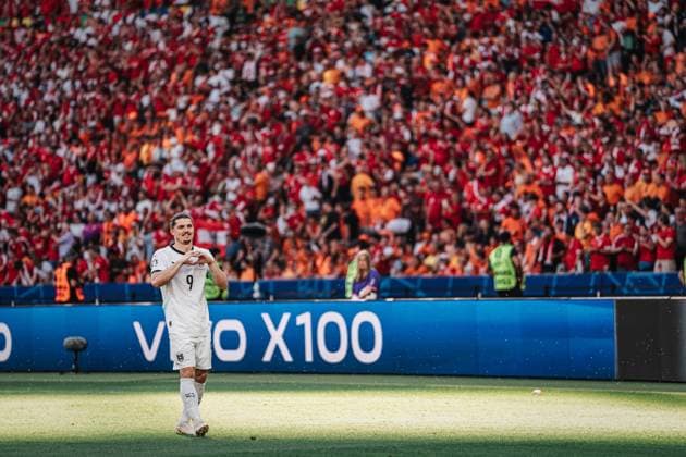 Soccer Men UEFA European Football Championship 2024 Group D Netherlands vs Austria 25 06 2024 Marcel Sabitzer 9, Austria cheers after his goal and forms a heart Berlin Olympiastadion Berlin Germany