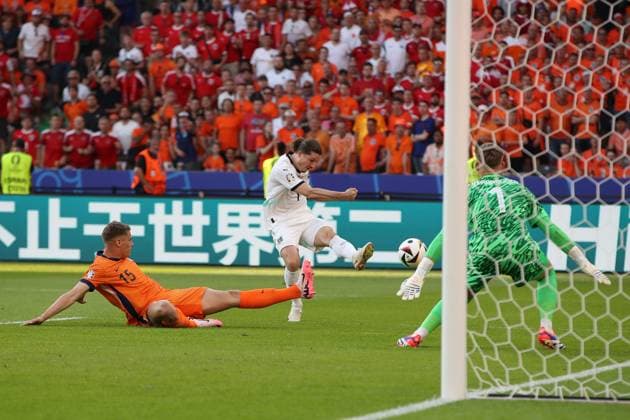 25 06 2024, xtgx, Football EM 2024, Netherlands Austria emspor, v l Micky van de Ven Netherlands , Marcel Sabitzer Austria , Bart Verbruggen Netherlands Goal scored, scored the goal to 3 2 UEFA REGULATIONS PROHIBIT ANY USE OF PHOTOGRAPHS as IMAGE SEQUENCES and or QUASI VIDEO Berlin