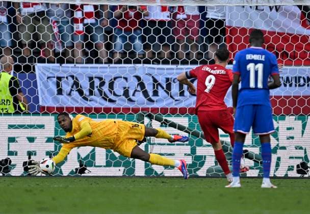 25 06 2024, Football UEFA EURO 2024, Preliminary round, Matchday 3, France Poland, at the BVB Stadium in Dortmund, Robert Lewandowski Poland scores from the penalty spot to make it 1 1