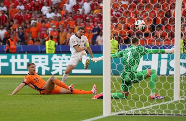 25 06 2024, xtgx, Football EM 2024, Netherlands Austria emspor, v l Micky van de Ven Netherlands , Marcel Sabitzer Austria , Bart Verbruggen Netherlands Goal scored, scored the goal to 3 2 UEFA REGULATIONS PROHIBIT ANY USE OF PHOTOGRAPHS as IMAGE SEQUENCES and or QUASI VIDEO Berlin