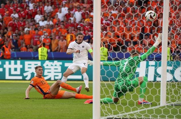 Sport Themen der Woche KW26 Sport Bilder des Tages 25.06.2024, xtgx, Fussball EM 2024, Niederlande - Österreich emspor, v.l. Micky van de Ven (Niederlande), Marcel Sabitzer (Oesterreich), Bart Verbruggen (Niederlande) Goal scored, erziehlt das Tor zum 3:2 (UEFA REGULATIONS PROHIBIT ANY USE OF PHOTOGRAPHS as IMAGE SEQUENCES and or QUASI-VIDEO) Berlin *** 25 06 2024, xtgx, Football EM 2024, Netherlands Austria emspor, v l Micky van de Ven Netherlands , Marcel Sabitzer Austria , Bart Verbruggen Netherlands Goal scored, scored the goal to 3 2 UEFA REGULATIONS PROHIBIT ANY USE OF PHOTOGRAPHS as IMAGE SEQUENCES and or QUASI VIDEO Berlin