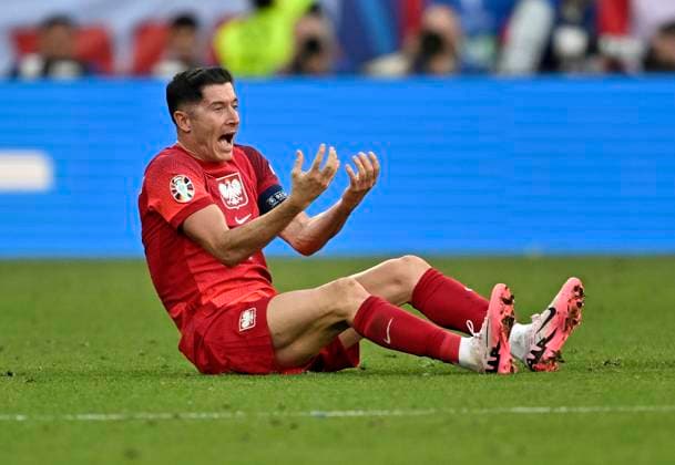 25 06 2024, Football UEFA EURO 2024, Preliminary round, Matchday 3, France Poland, at the BVB Stadium in Dortmund, Robert Lewandowski Poland is unhappy