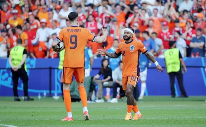 Memphis Depay celebrates after 2 2 with Wout Weghorst Joy Emotion Cheering Sport Football Soccer European Championship Euro 2024 European Championship Men Season 2023 2024 25 06 2024 Netherlands NED vs Austria AUT in Berlin DFL regulations prohibit any use of photographs as image sequences and or quasi video