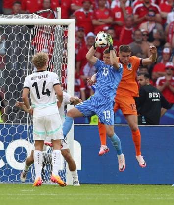 25 06 2024, xtgx, European Football Championship 2024, Netherlands Austria emspor, v l Leopold Querfeld Austria , Patrick Pentz Austria , Micky van de Ven Netherlands UEFA REGULATIONS PROHIBIT ANY USE OF PHOTOGRAPHS as IMAGE SEQUENCES and or QUASI VIDEO Berlin