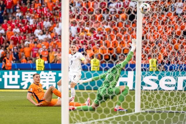 SOCCER - UEFA EURO, EM, Europameisterschaft,Fussball 2024 BERLIN,GERMANY,25.JUN.24 - UEFA EURO 2024, group stage, Austria vs Netherlands. Image shows Micky van de Ven (NED) and the goal of Marcel Sabitzer (AUT).  GEPAxpictures xJohannesxFriedl